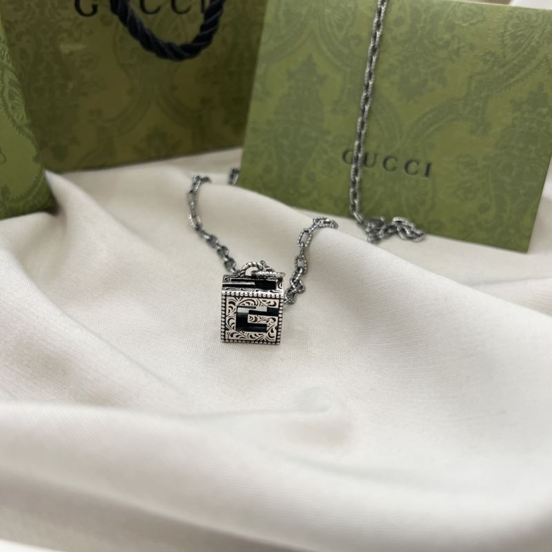 G*u*i necklaces